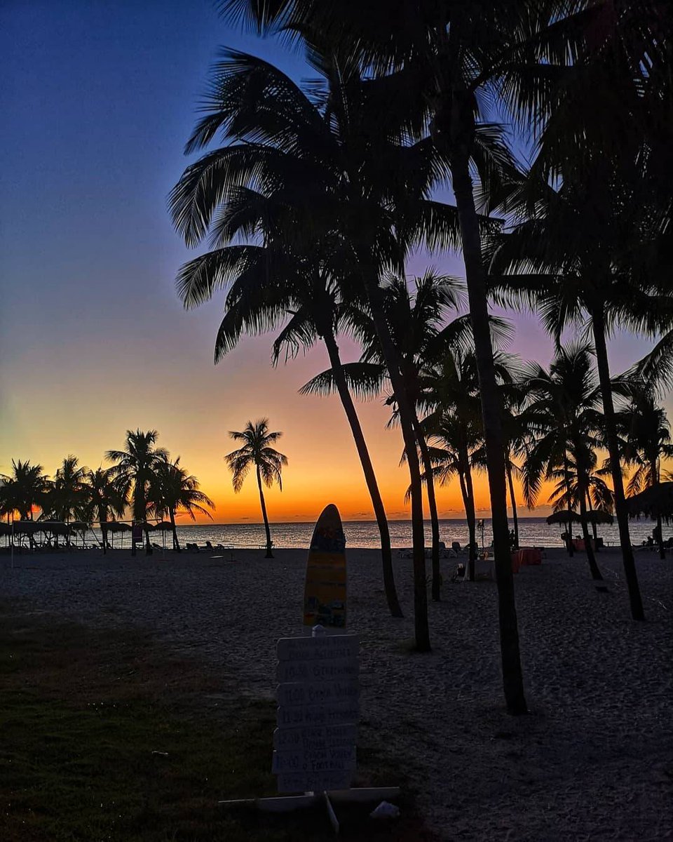 Esta deseando disfrutar de los atardeceres paradisíacos? #Atardecer #Varadero Foto: elenaaolariu
ow.ly/DOdJ30rf6fW