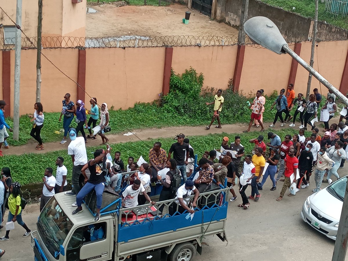 OluchiDerrah's tweet photo. #EndSars
#UnilagProtest
#SarsMustGo
Just Retweet https://t.co/DpR1ZaL6JF
