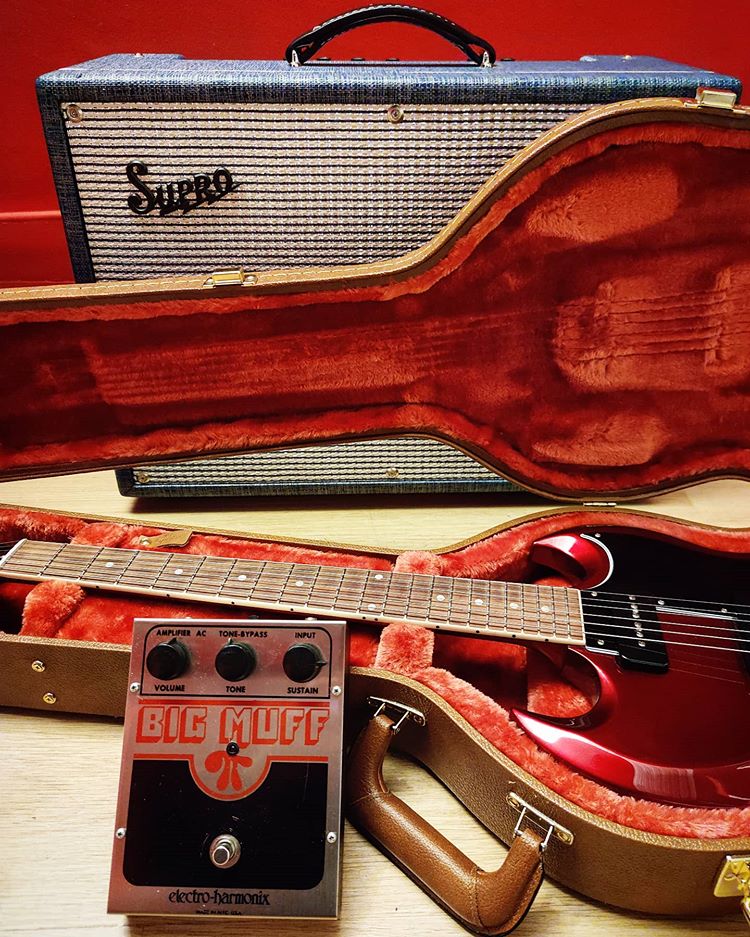 EHX's tweet photo. Sometimes it's good to get down to the bare necessities
๐ท Loris Di Viggiano on IG
#ehx #electroharmonix #bigmuff #ehxbigmuff #ehxfuzz #vintageguitar #guitargear #knowyourtone https://t.co/VE4kZpcxO3