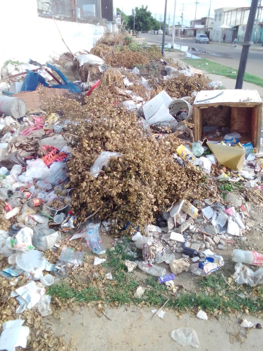 Aidaolvidatodo's tweet photo. Así permanece la #av41 #Ojeda después de una jornada de #limpieza de la #AlcaldiaDeLagunillas .
Nunca terminaron el trabajo ,solo echaron la basura al lado despejando la acera .
No hay recolección de los desechos ni aseo urbano.
@somosnoticiacol 
@LeonidasAlcalde 
@Ciudad_Ojeda https://t.co/pWnPOC85Tu