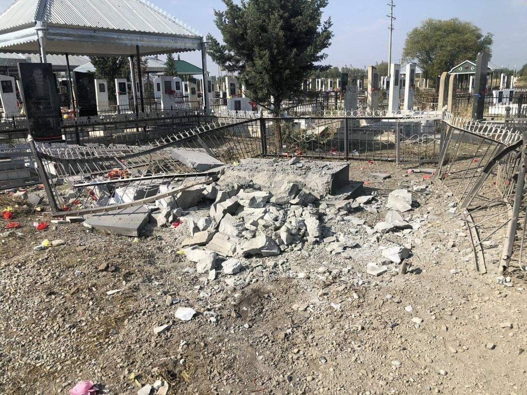 shabnamkarsli's tweet photo. Terter'de cenaze törenine atılan füzeler sonucu 3 sivil öldü, 5 kişi yaralandı #StopArmenianAggression #StopAttackingCivilians #KarabakhisAzerbajian #DontBelieveArmenia #Azerbaijan #Terter https://t.co/jU3i5lHmcJ
