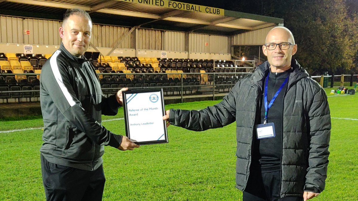 Congratulations again to Anthony Leadbitter being presented his Referee of the Month Award by Simon Lilley 👏