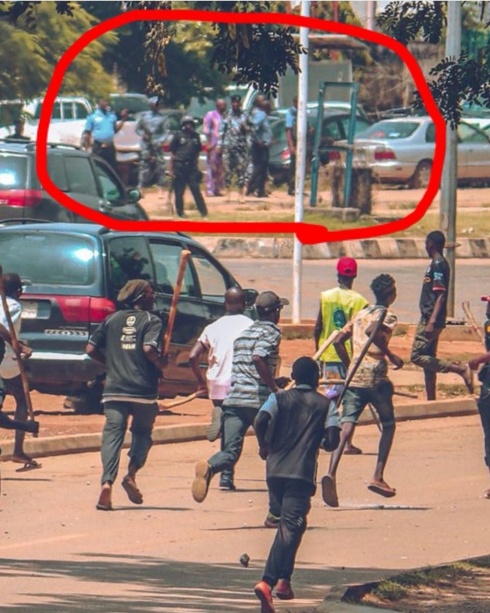 RuggedyBaba's tweet photo. The @PoliceNG are supposed to be on ground to protect the peaceful protesters and keep the peace. Why are they not doing that?
cc @segalink @TunjiDisu1
@rrslagos767 @PoliceNG_CRU
#EndPoliceBrutalityinNigeria #PROTECTTHEPROTESTERS https://t.co/NyFtpwDoHT