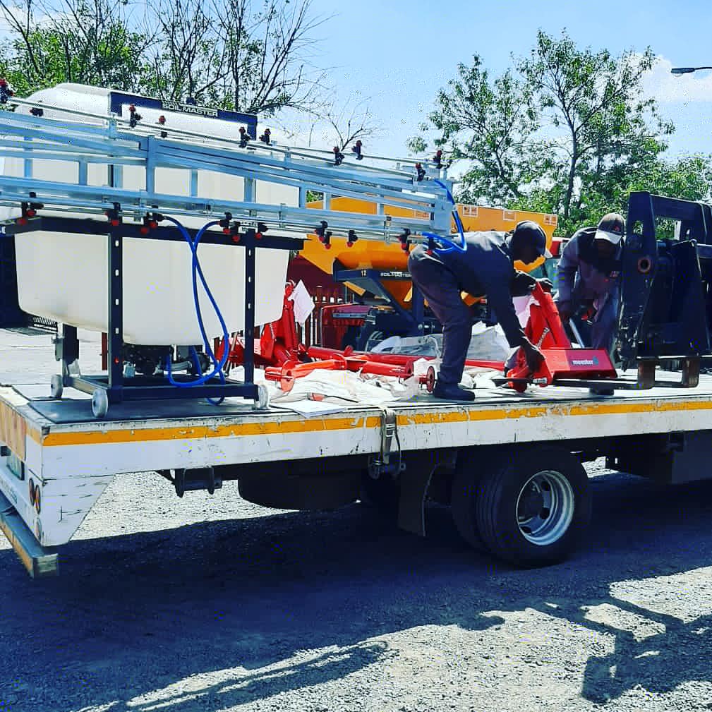 StaalmeesterAg's tweet photo. Last agent on our list for today, JWL Ermelo - Soilmaster Boom Spray and Spreader plus an @enorossi1 Rake. Done and dusted! Thank you Andre for making sure they get delivered π #staalmeester #jwl #ermelo #soilmaster #boomspray #fertlizer #spreader #enorossiequipment #rake https://t.co/ZdsFwnLt7E