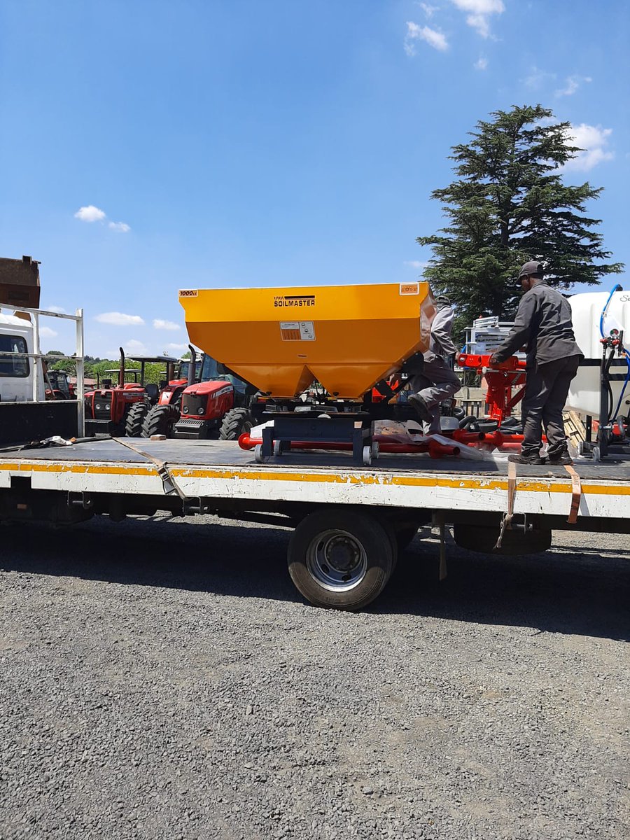 StaalmeesterAg's tweet photo. Last agent on our list for today, JWL Ermelo - Soilmaster Boom Spray and Spreader plus an @enorossi1 Rake. Done and dusted! Thank you Andre for making sure they get delivered π #staalmeester #jwl #ermelo #soilmaster #boomspray #fertlizer #spreader #enorossiequipment #rake https://t.co/ZdsFwnLt7E