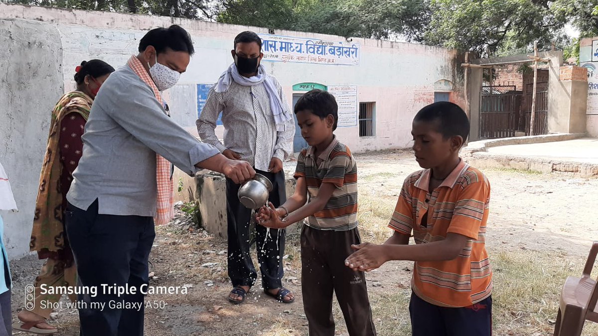 Teachers reaching at Student's home accross #MadhyaPradesh under 'Hamara Ghar Hamari Shaala-continuing learning during COVID-19' in bid to reiterate #handwashing on #GlabalHandWashingDay to ensure #HandHygieneforAll #ForEveryChild @UNICEFIndia @pankajmathur26 @paragmendke @Anil5