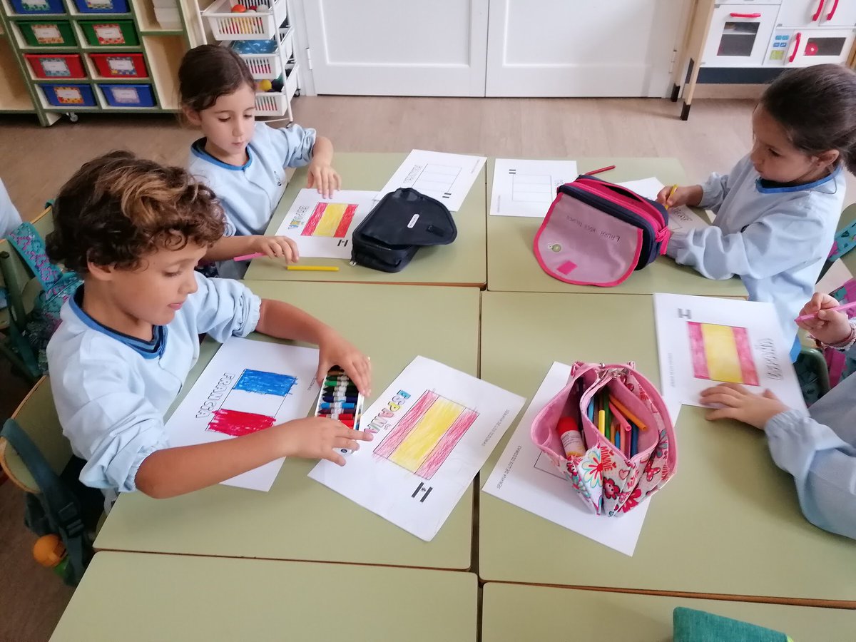 ColeMilagrosaOr's tweet photo. El alumnado de 5 años de #EducaciónInfantil  conocen las banderas de los países colaboradores de los proyectos Erasmus en “la semana de los idiomas” #EUErasmusPlusProgramme #ErasmusPlusSEPIE #ProgramasEuropeosEducacionCanarias #cevhcesur https://t.co/m6MQXSwcIG