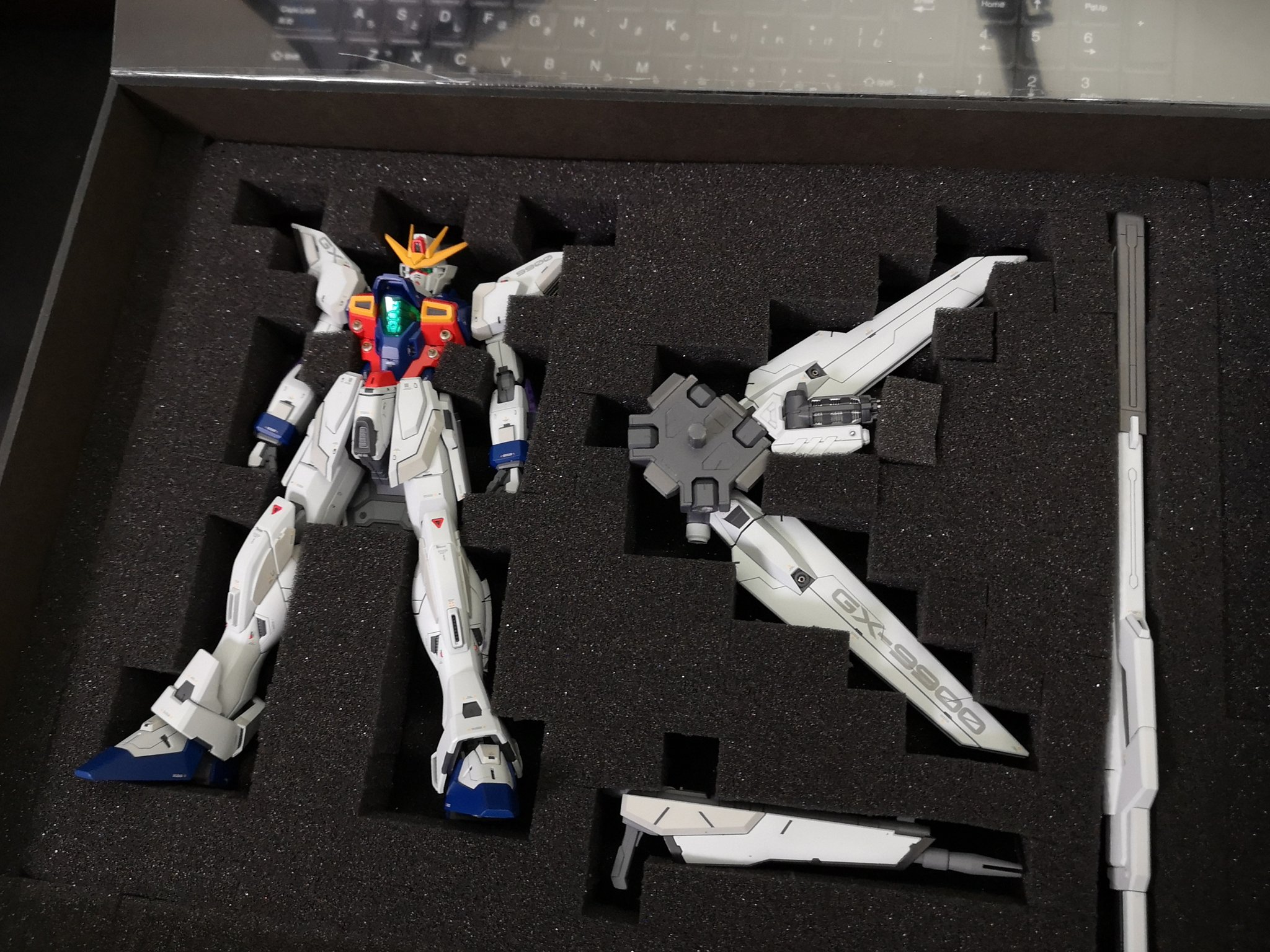 Coffeeeさんはtwitterを使っています ガンプラを飾っている棚がいっぱいになってきたので 収納 ディスプレイを考えました 無印良品の紙箱 にtruscoのウレタン M にキャンドゥで買った硬質カードケース A3 をカットしたカバーを付けて完成 しめて 1070円 まあ