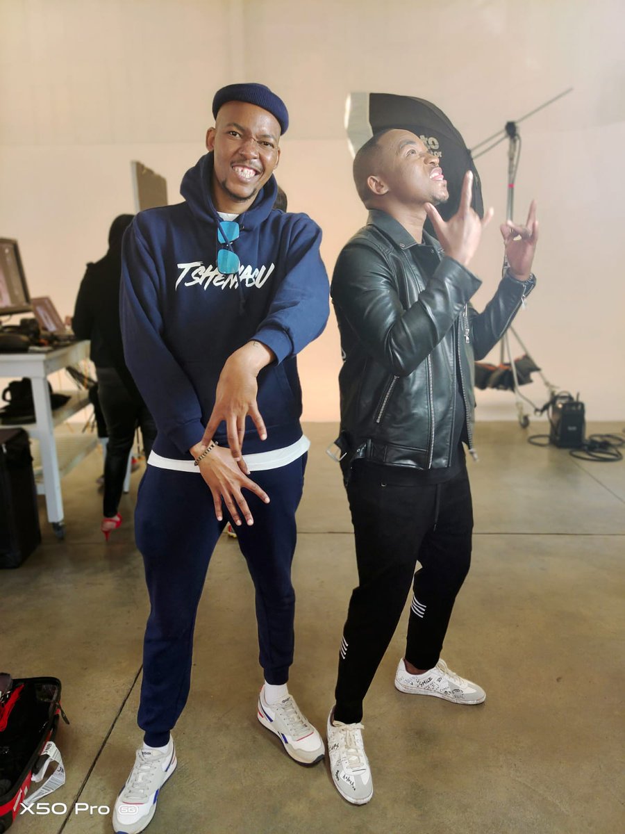 Vivomobile_SA's tweet image. Big news 🚨 #TSHENASU by @HashOneZA drops at midnight! The MotswakOriginator @KhuliChana01 and more can be found on the hot line up. Available on all digital stores. Stay tuned!