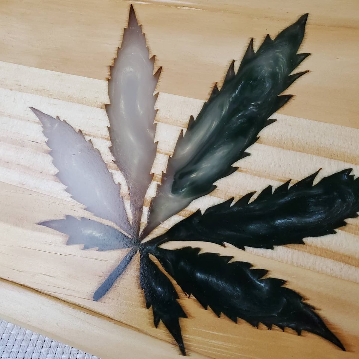 Oniixed's tweet image. Did my 1st rolling tray with resin leaf inlay order.

 #woodworker #woodart #woodworkingshop #cabinetmaker #carpenter #woodcraft #diy #maker #furnituremaker #craftsman #epoxyart #resinart #epoxy #resin  #mainewoodworker #mainelife #mainely #420 #weed