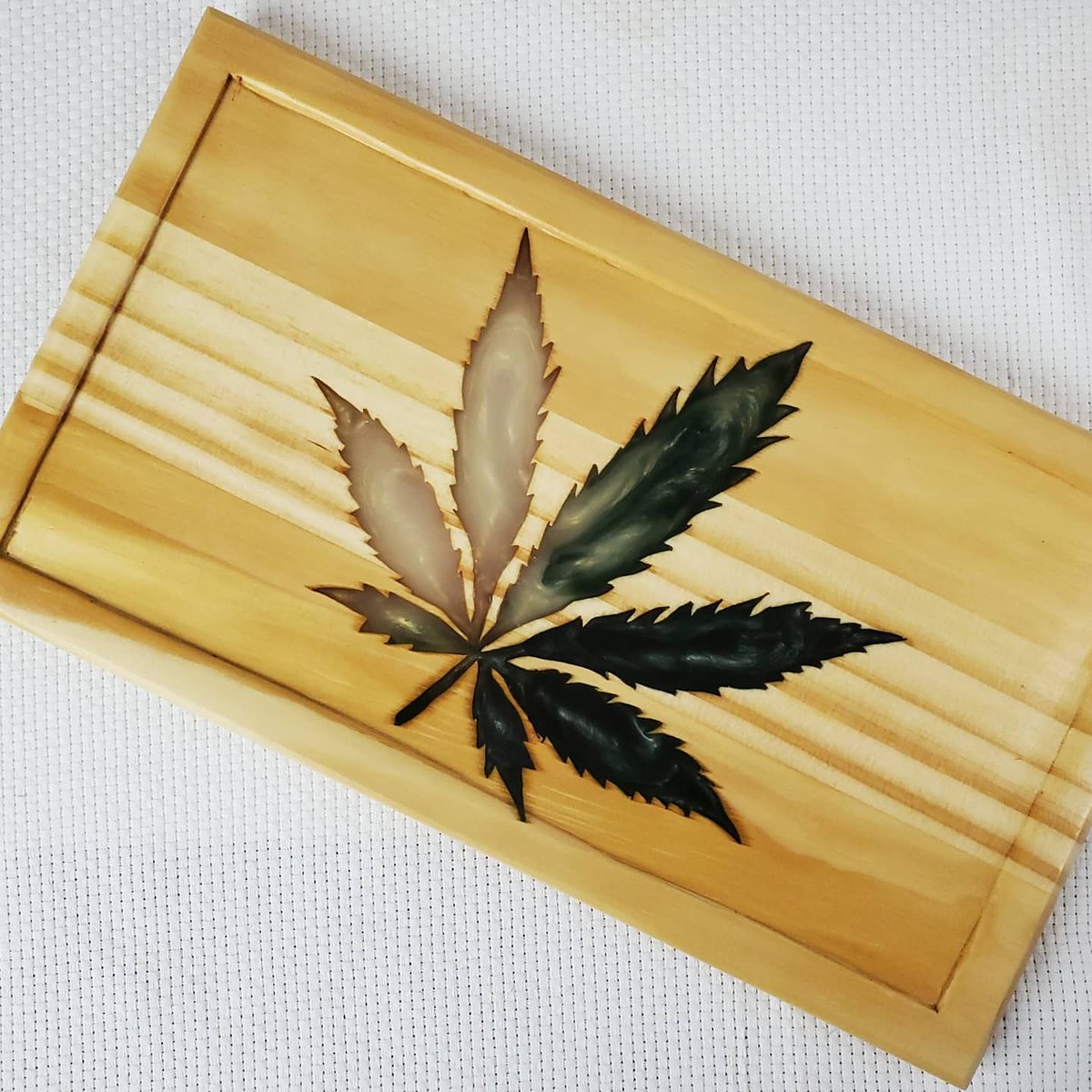 Oniixed's tweet image. Did my 1st rolling tray with resin leaf inlay order.

 #woodworker #woodart #woodworkingshop #cabinetmaker #carpenter #woodcraft #diy #maker #furnituremaker #craftsman #epoxyart #resinart #epoxy #resin  #mainewoodworker #mainelife #mainely #420 #weed