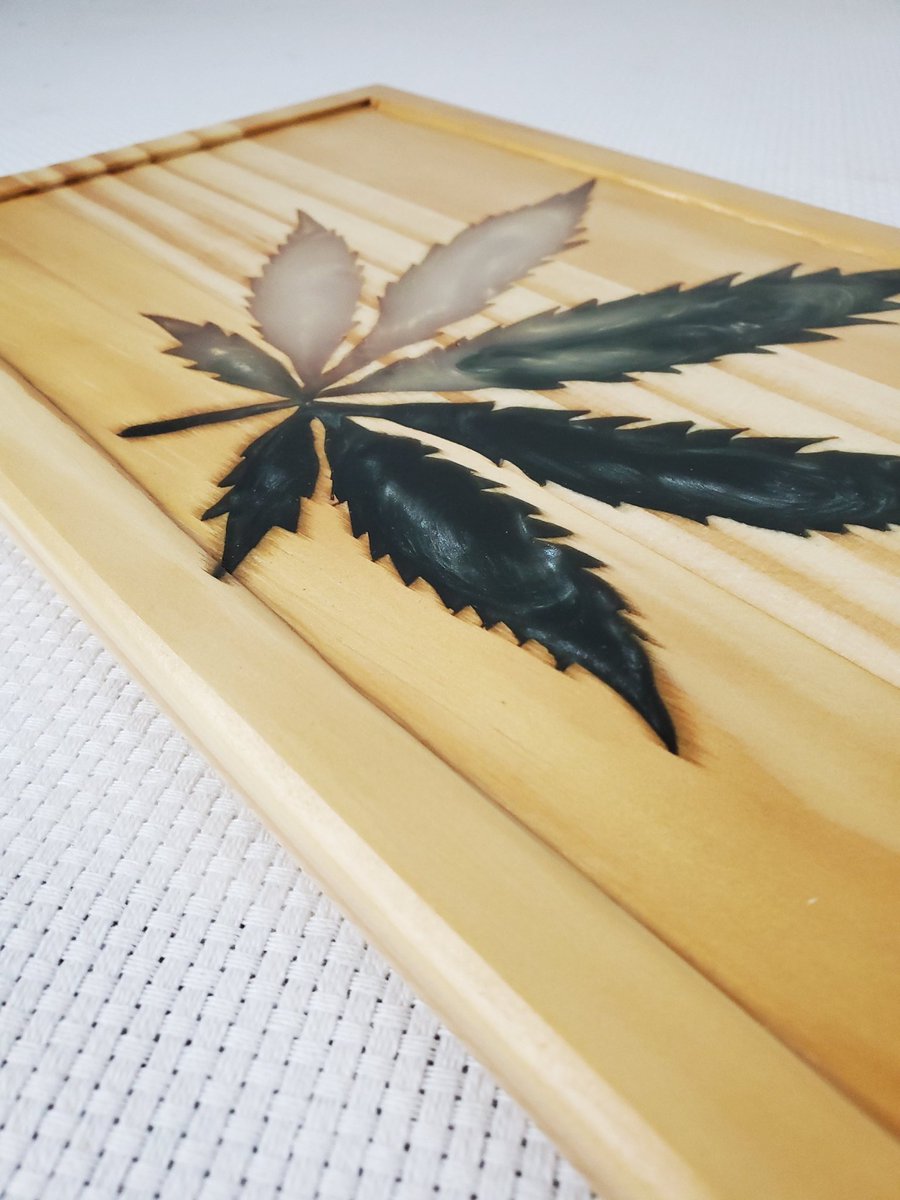Oniixed's tweet image. Did my 1st rolling tray with resin leaf inlay order.

 #woodworker #woodart #woodworkingshop #cabinetmaker #carpenter #woodcraft #diy #maker #furnituremaker #craftsman #epoxyart #resinart #epoxy #resin  #mainewoodworker #mainelife #mainely #420 #weed