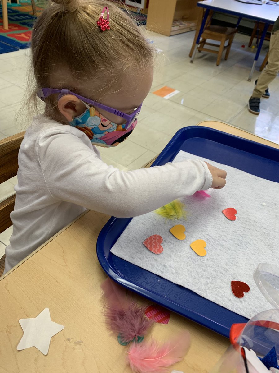 MsJessica_SBES's tweet photo. The children are working so hard to complete our friendship quilt. We also are learning about how teachers help us this week. We explored apples in Science Center and used our 5 senses to explore the apples as we determined our favorite apple! Busy bees in Pre-K3! https://t.co/ZgSoQy2ZzU