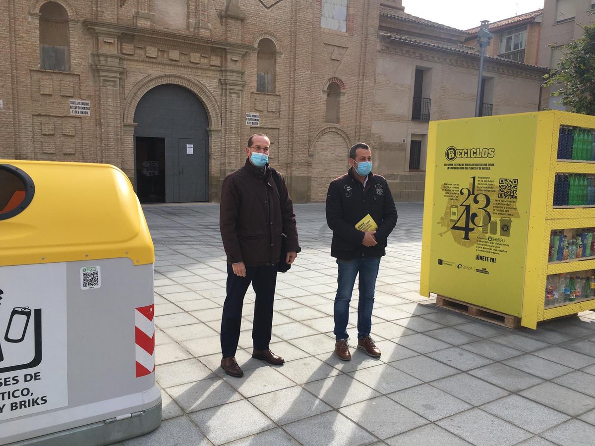 mmarsaenzb's tweet photo. Hoy presentamos #RECICLOS en @aytohuesca. Primera capital de provincia que va a fomentar el reciclaje con el nuevo sistema de devolución y recompensa #SDR. Yo me sumo a #RECICLOS!🙋Gracias @ecoembes @aytohuesca y #GRHUSA por hacerlo posible! https://t.co/WcCDxaK7Tv