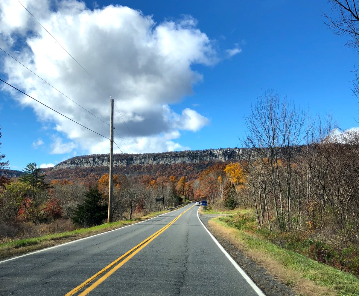 511NY_Rideshare's tweet photo. There's nothing like #fallinNewYork ๐๐
#Weekendidea: hop in a #carpool with your family or "pod" and take in the #autumnal sights on one of #NewYork's #scenicbyways!
https://t.co/J7hTfvaCsC
(*old picture - there are still leaves on the trees!) https://t.co/CqGaryWPle