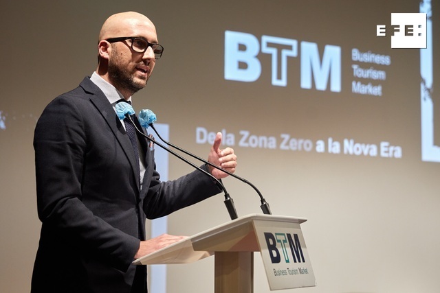 EFEnoticias's tweet photo. El chef Joan Roca se muestra optimista en el fórum de turismo @btmlloretforum, pero ve al sector en una situación "dramática"

#3btmlloretforum 

https://t.co/j3bOb4MX3o https://t.co/tJcQ8tP0Ka