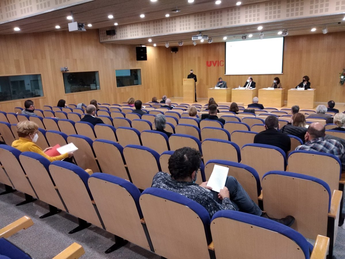 📌 Valentí Junyent rep la medalla institucional de la UVic-UCC.

👉 La universitat reconeix la seva contribució a la federació de #Vic i #Manresa durant la seva etapa d’alcalde i president del Patronat de la FUB.

ℹ️ Més informació a bit.ly/3nNYyAS