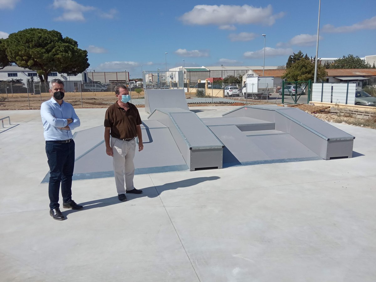 AytoBenalupCV's tweet photo. El Ayuntamiento instala una pista de skate en la parcela deportiva del Polígono Industrial “El Zahorí” #Benalup #VíasyObras #Deportes #PlanInvierte2019 @diputacioncadiz https://t.co/BslEp22C5X https://t.co/28WKpkvEko