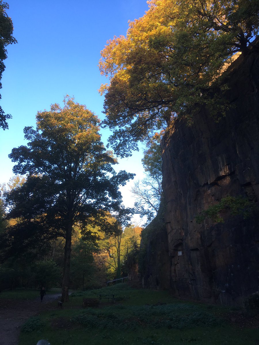 nickgatchina's tweet photo. Blue sky in the morning #NewMills #Torrs https://t.co/kY9MgGV2MW