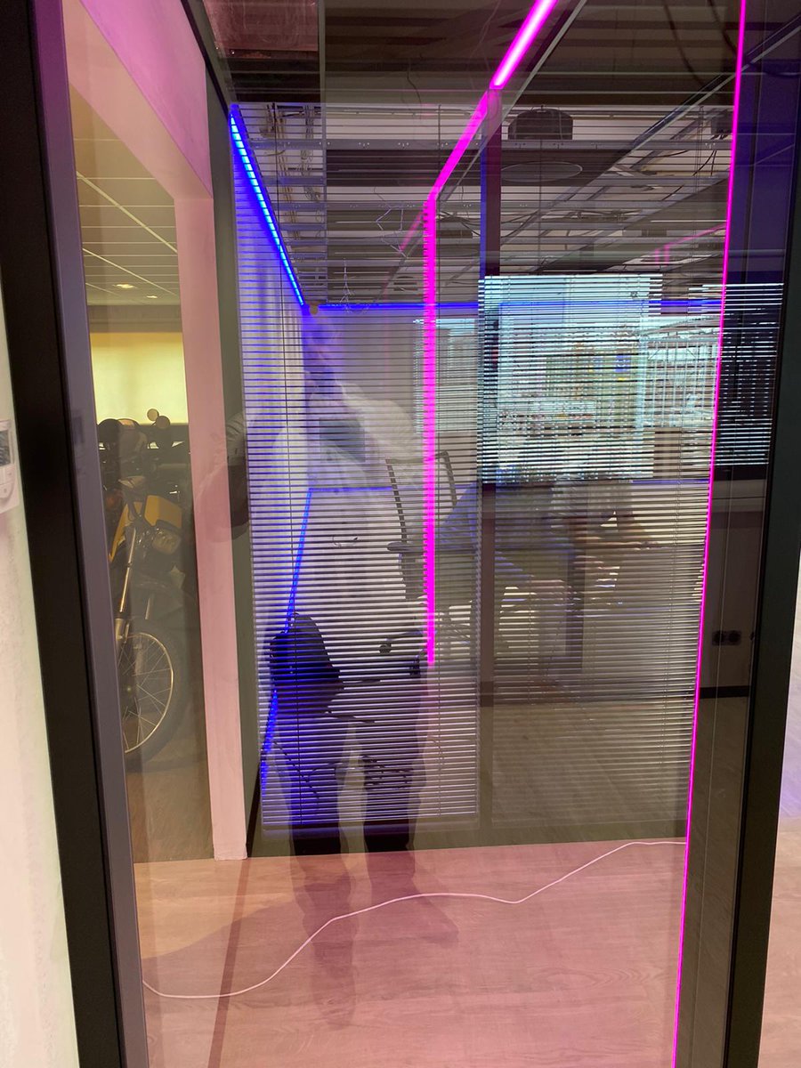 ChrisJonker79's tweet photo. Het word alsmaar leuker op het kantoor van @PostConsultancy door @snijderreclame @Lichttotaal @WanplaKampen @SyplaWanden https://t.co/TzHNT8hQKW