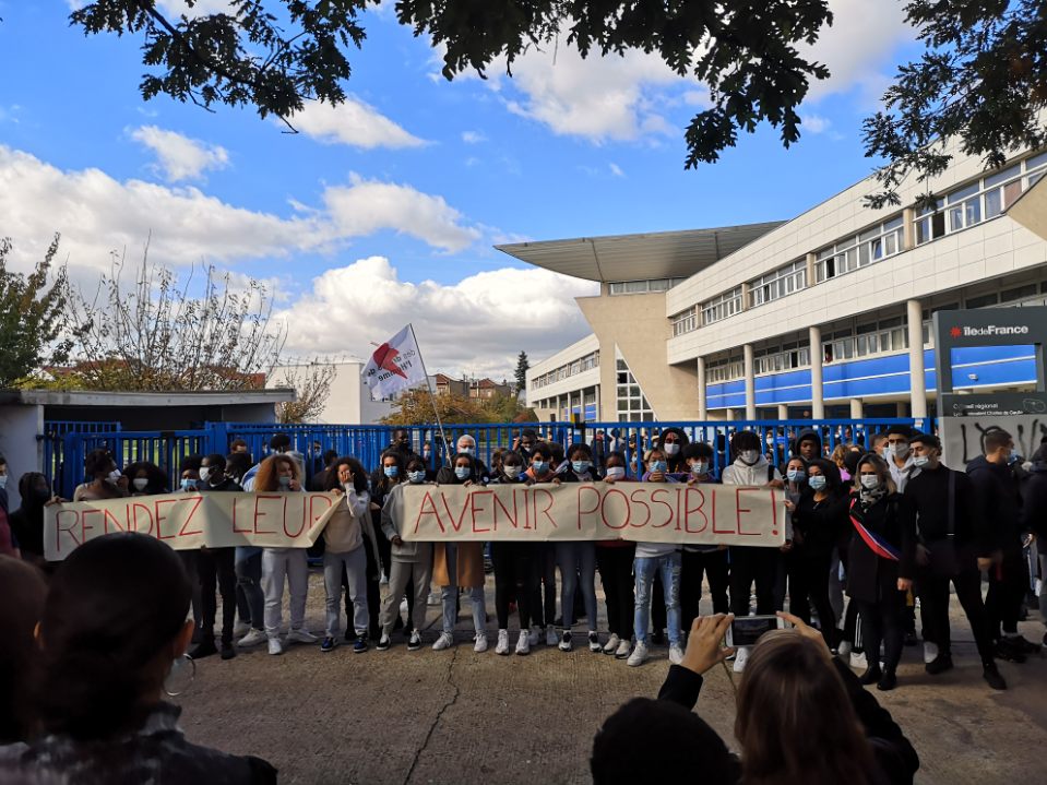 ElevesNos's tweet photo. Du monde aussi à Rosny. Beaucoup d'élèves mobilisés pour aider leurs camarades
"Rendez leur l'avenir possible !" https://t.co/MSprFFGGvQ