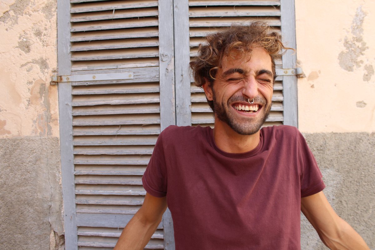 Collectiuguilis's tweet photo. Joan Servera Bibiloni.
Rebutja la falta d'espais on poder aturar o fer sa xerradeta amb aixopluc i lloc per seure. El que més valora de l'espai úrbic son ses resistències de gent que "pren la fresca".

#espaipúblic #espaiurbà #espaiúrbic #membresdelcollectiu
#dièresi

Ü https://t.co/XO8bez3wxv