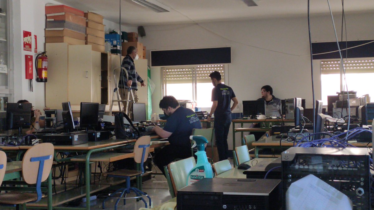 msmTIC's tweet photo. Pues ellos, nuestros alumnos de #ASIRGuadalpín, también son parte de #ProyectoOrUs en @iesguadalpin
Gracias chicos.
@SantixMeister
@Daniel_Velask
#Santi
#Luis https://t.co/UdHcgwxbLZ