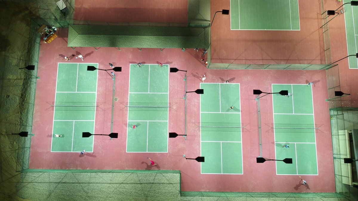 FrasureReps's tweet image. Frasure Reps supplied (16) LED fixtures for four pickleball courts at Bakersfield Country Club in Bakersfield, CA. With this configuration, the courts are illuminated at an average of 75 foot-candles.  

Drone photography by KSI Engineering