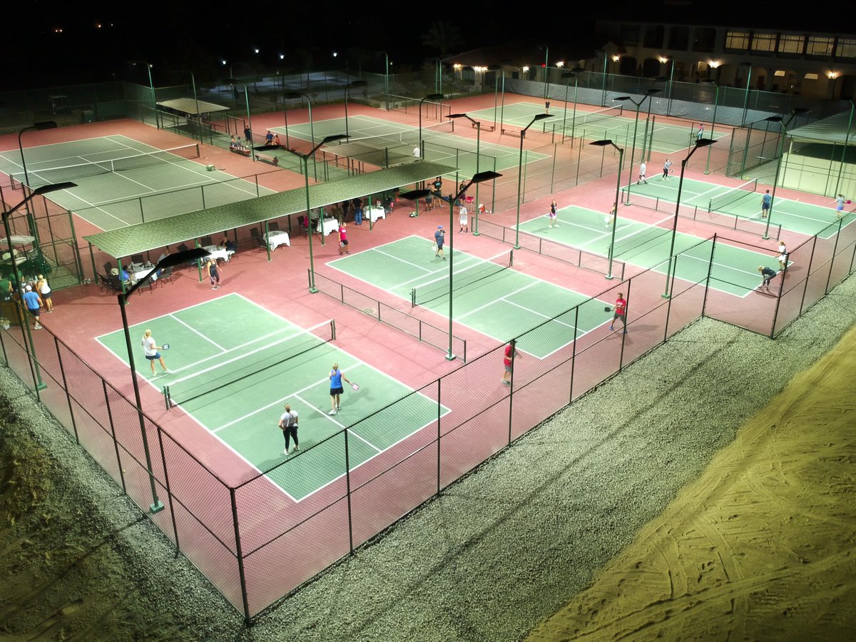 FrasureReps's tweet image. Frasure Reps supplied (16) LED fixtures for four pickleball courts at Bakersfield Country Club in Bakersfield, CA. With this configuration, the courts are illuminated at an average of 75 foot-candles.  

Drone photography by KSI Engineering