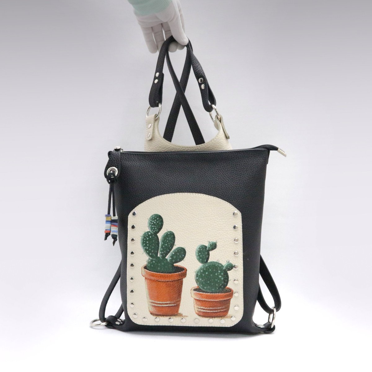 jamaika122's tweet image. etsy.com/listing/824653…
I made this rectangular backpack from soft Italian pebble leather of excellent quality in black. If you want to change the color, just select it from the menu when you purchase it. #LeatherBackpack #UniqueBackpack #PaintedBackpack