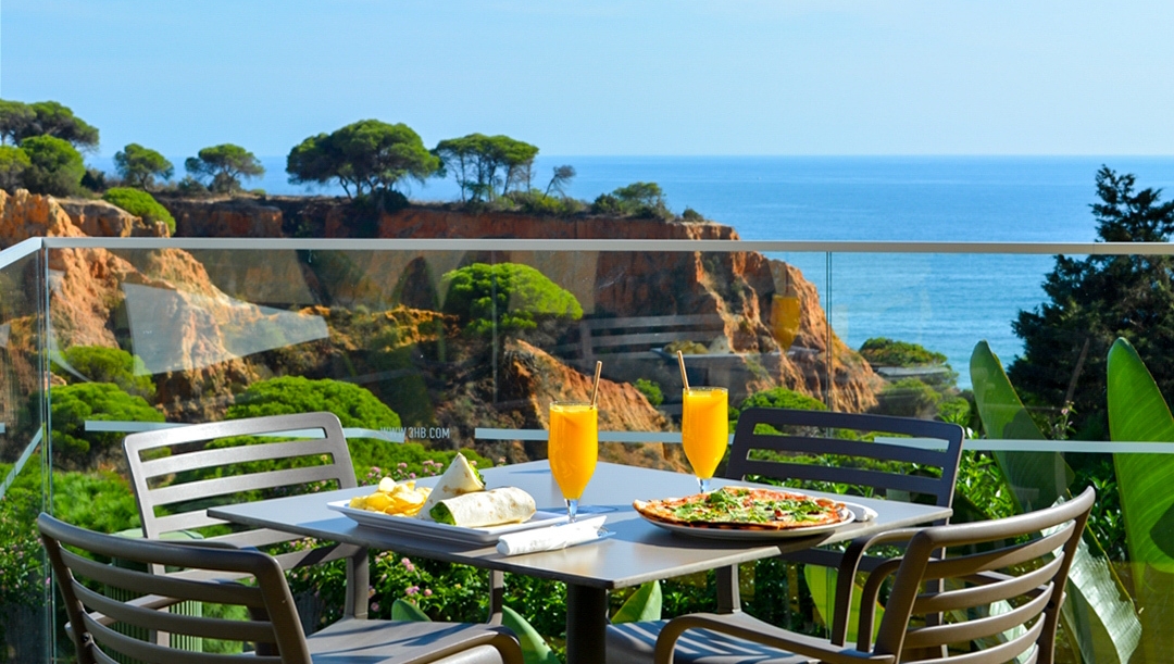 3HBhotels's tweet photo. Wonderful moments at 3HB Falésia Garden! 🍃 The better way to enjoy a delicious meal is at our Pool Bar, on the top of the cliffs with the sea on the horizon. 🍕🌯

#3HBHotels #3HBFalésiaGarden https://t.co/935w7wXurW