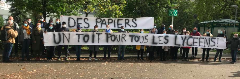 ElevesNos's tweet photo. Lycée de l'ENNA à Saint Denis 
"Des papiers, un toit pour tous les lycéens" https://t.co/Ig2ez4U4wj