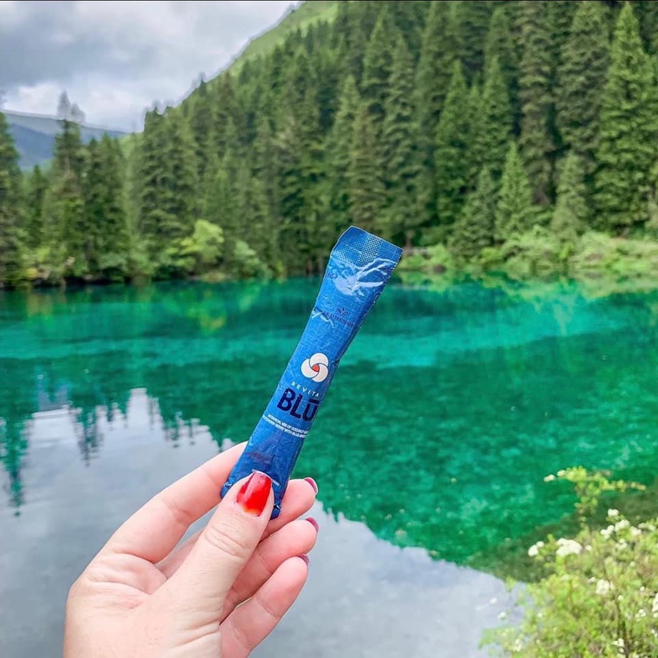 JeunesseGlobal's tweet photo. Be your BEST you with RevitaBlu. Sourced by nature with key ingredients: blue-green algae, sea buckthorn berry, and aloe vera. 🌱💙

#RevitaBlu
#YourBestYou
#Wellness

#UGC 📷: @carolinacranchi https://t.co/YNCRIQVBxd