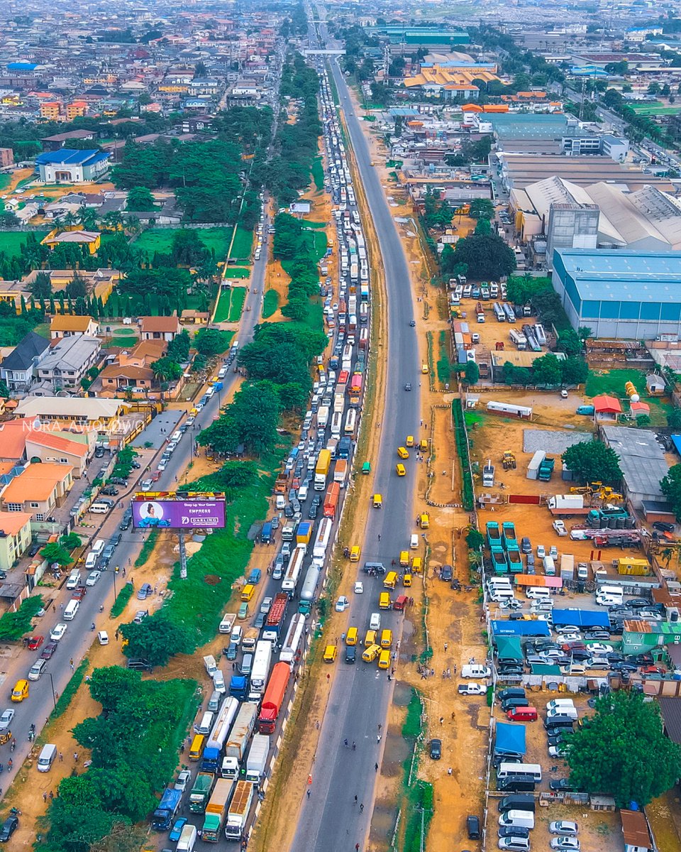 pakedavies's tweet photo. Lasgidi aerial views. Peaceful protest. A better Nigeria,  we aspire🤗. Youth voicing out for the future they long for even for rhe unborn generation. https://t.co/BPX6ySfqmC