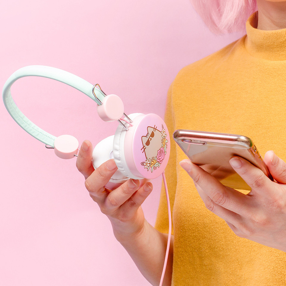 The retro style of these Cool #Pusheen Headphones are perfect for taking all of your favorite music on the go! 🎵 bit.ly/3nO79Ua