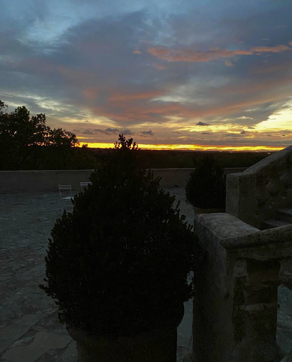 RocherMistral's tweet photo. La journée se termine au Château de La Barben et nous offre un magnifique coucher de soleil orangé. 

Pour répondre à de nombreuses demandes, #RocherMistral ne poursuivra pas les soirées d’Halloween au château... mais on vous prépare des aventures plus pittoresques et haletantes https://t.co/igD2c60ogO