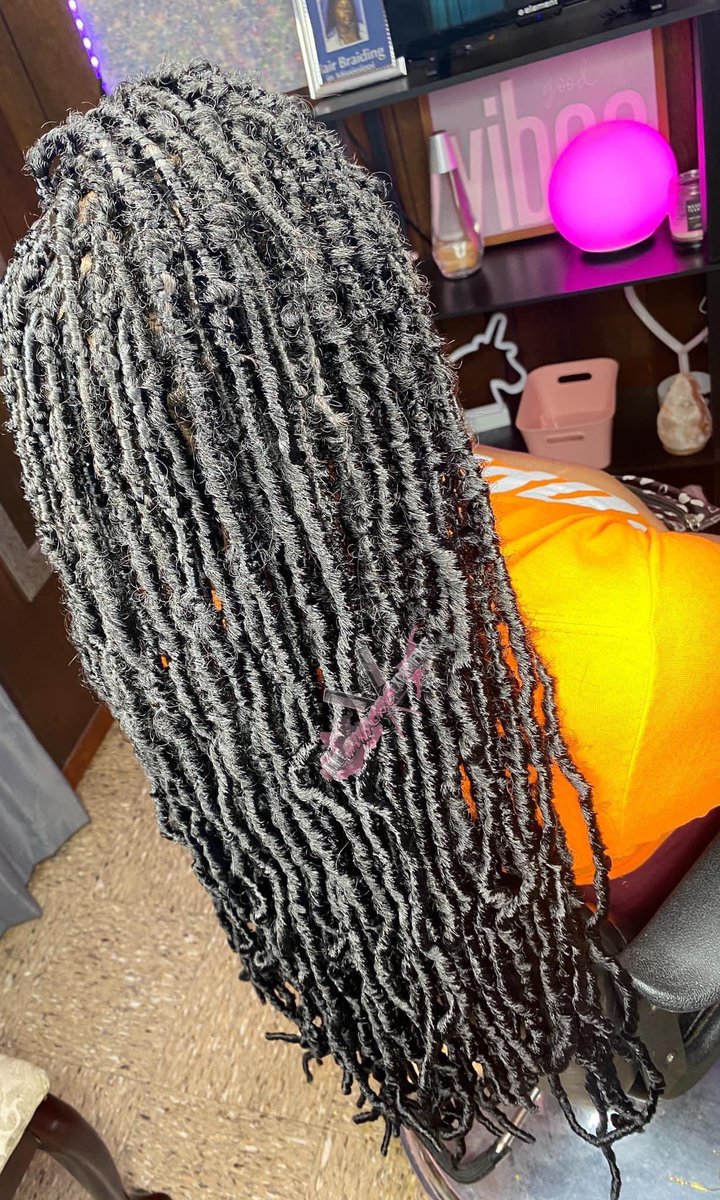 End of October/November appointments are available!🤍

#mississippibraider #louisianabraider #mississippihairstylist #louisianahairstylist 
#mississippiknotlessbraids #louisianaknotlessbraids 
#knotlessbraids 
#atlknotlessbraids #braids  #neatbraids #neatknotlessbraids