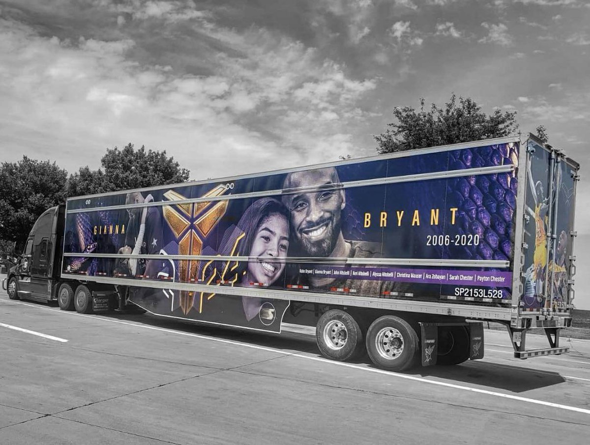 vhubapp's tweet photo. We are starting our 'Trailer Art Thursdays' series with this amazing wrap artwork by Speedy Transport Group. Here's to honouring Kobe Bryant and celebrating the recent Lakers big win 🏆 #KobeBryant #TrailerArt #Lakers https://t.co/JJxnOo52MT