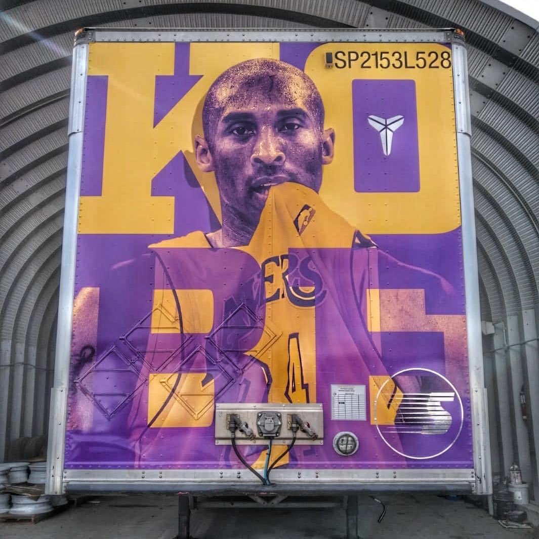 vhubapp's tweet photo. We are starting our 'Trailer Art Thursdays' series with this amazing wrap artwork by Speedy Transport Group. Here's to honouring Kobe Bryant and celebrating the recent Lakers big win 🏆 #KobeBryant #TrailerArt #Lakers https://t.co/JJxnOo52MT