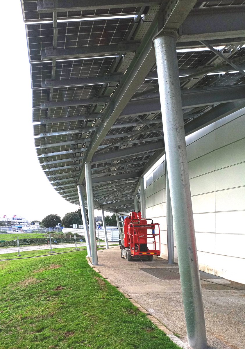 QueneaEnR's tweet photo. 💪Les équipes @QueneaEnR 👷‍♂️à pied d'oeuvre pour l'installation de la coursive〰️ #photovoltaïque d'@Oceanopolis_ !
📌Brest (29)
☀️ 152 kWc en autoconsommation
rappel des chiffres : https://t.co/wcAFzyU6Xu https://t.co/YbCArNkNRI