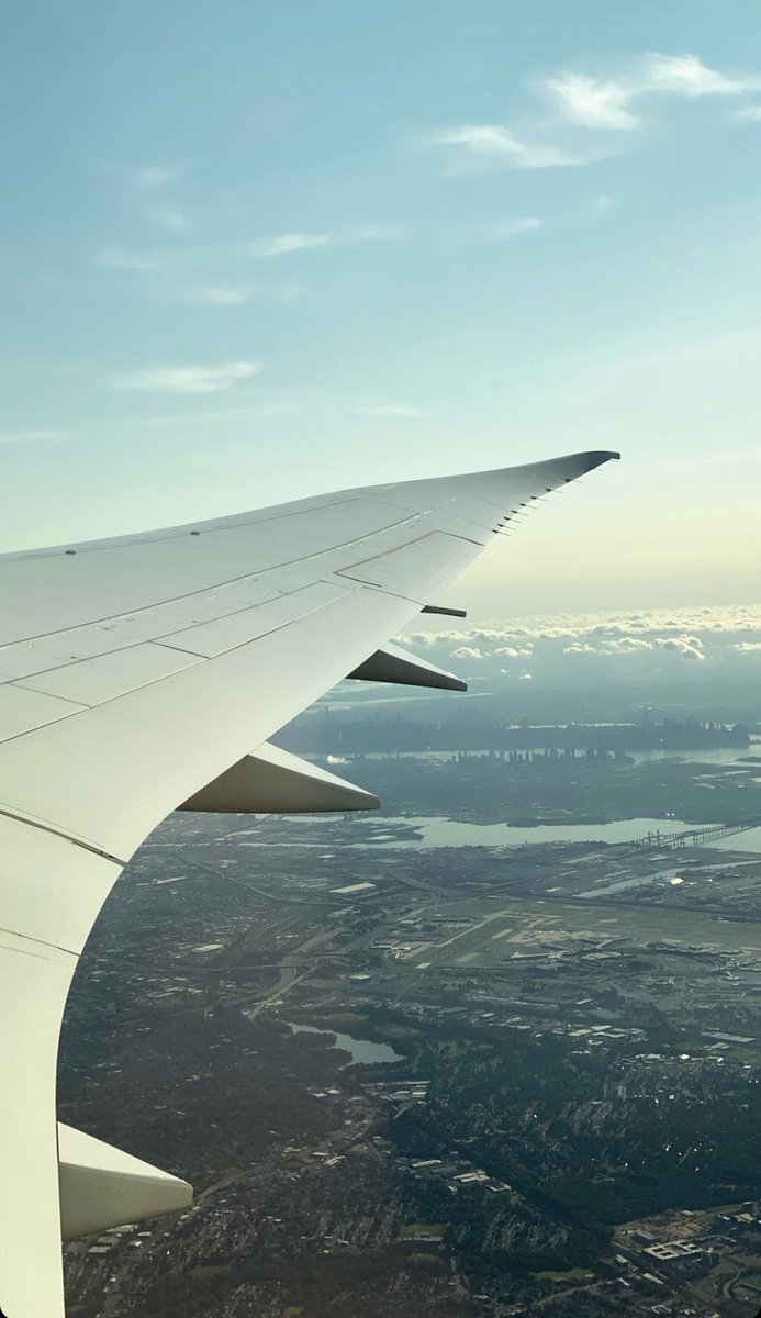fluglife's tweet photo. Blasting out of here 🚀
#fluglife by @bykeithmartine

#newyork #united #wingshot #frequentflyer https://t.co/LQa1VuPK0Z