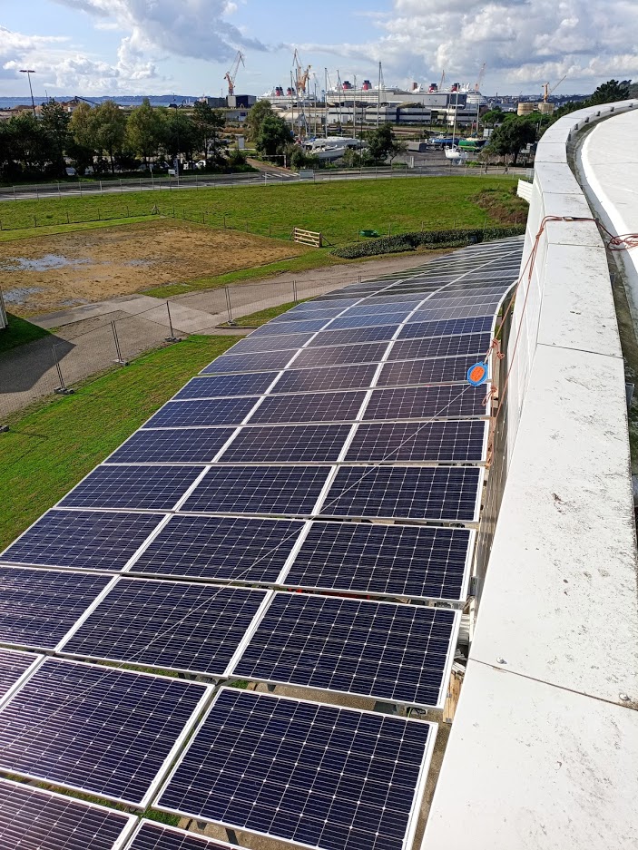 QueneaEnR's tweet photo. 💪Les équipes @QueneaEnR 👷‍♂️à pied d'oeuvre pour l'installation de la coursive〰️ #photovoltaïque d'@Oceanopolis_ !
📌Brest (29)
☀️ 152 kWc en autoconsommation
rappel des chiffres : https://t.co/wcAFzyU6Xu https://t.co/YbCArNkNRI