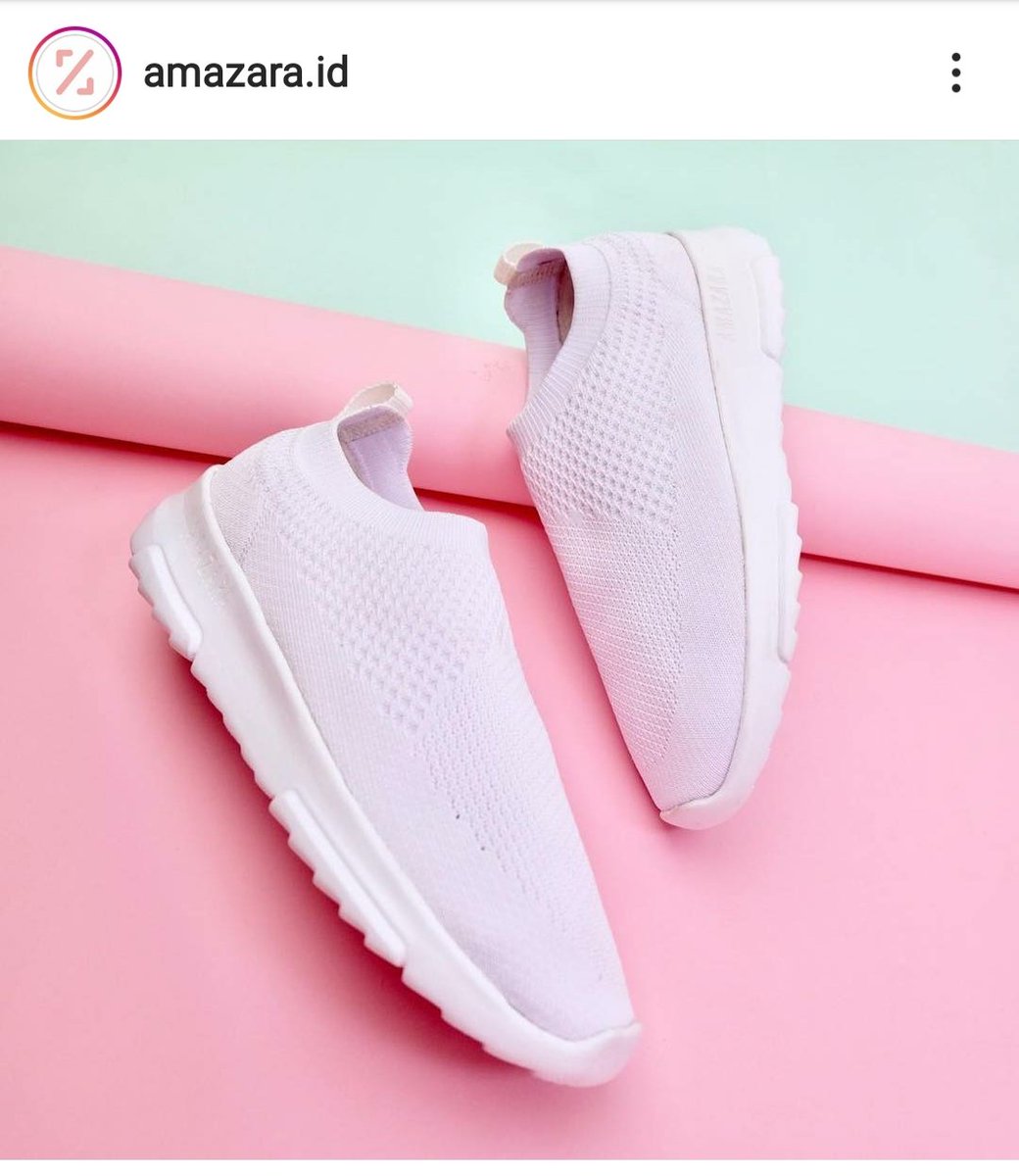 mariaandreana's tweet photo. @NitaSellya Sepatu Amazara! Sudah setahunan &amp; awet bgt. Walau gampang kotor karena putih, nyucinya engga susah. Empuk banget, lebih empuk dibanding skechers. Ga pake kaos kaki pun engga lecet krn kainnya knitted berpori. Sudah kupake kemana-mana bahkan ke bromo pun tetep aweettt 🥰 https://t.co/aevUVVkOpL