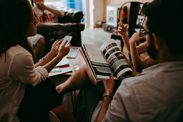 IK VIND, DUS IK BEN ...
In de tijd van #Corona zijn we een volkje van betweterige bemoeials geworden. We laten zeker op #socialmedia geen mogelijkheid meer onbenut om ergens iets van de vinden; ik vind dus ik ben. cestoschrijft.nl/corona-ik-vind…