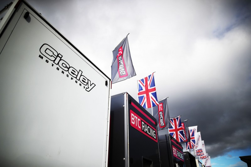 Not the greatest of race weekends for the boys, but they still looked good doing it 😍

Next time round, it's Snetterton!

@adammorgan33
@butelracing
@ciceleymsport
@mactoolsuk
@lucasbatteries

#Carlube #TeamCarlubeTripleR #CiceleyMotorsport