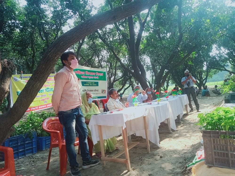 BmmuMall's tweet photo. आज अमलौली में IISRलखनऊ के KVK से आये हुए वैज्ञानिकों द्वारा महिला किसान दिवस पर महिला किसान गोष्ठी का आयोजन किया गया,महिला किसानों को प्रशिक्षित किया गया,पपीते और नींबू पौधों का वितरण किया गया।UPSRLM के अंतर्गत एकता VO की समस्त महिला किसानों द्वारा प्रतिभाग किया गया@Prerna_UPSRLM https://t.co/mLqRlJlxSx