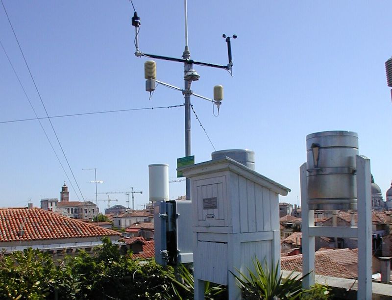 SNPAmbiente's tweet photo. L’#Organizzazione #Meteorologica #Mondiale (#WMO) ha conferito il titolo di “#Osservatorio #Secolare” all’#Istituto #Cavanis di #Venezia, presso il quale, dal 2000, @arpaveneto ha installato una @stazione per il rilevamento delle variabili #meteorologiche. https://t.co/HVJw5W05CT https://t.co/OyM5D3halk
