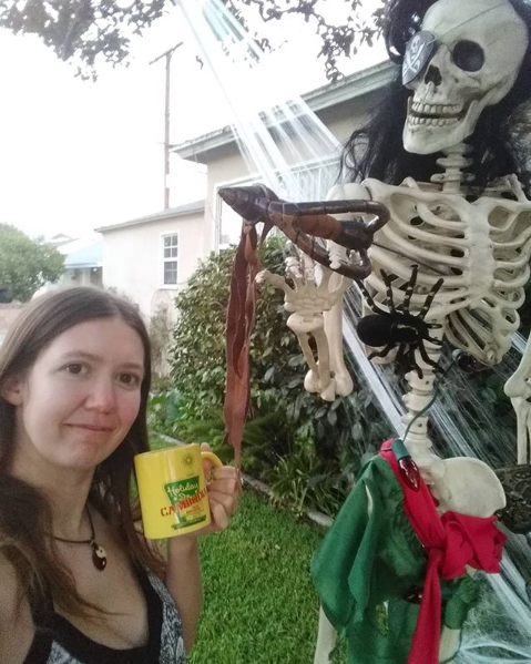 SongBirdyGirl's tweet photo. Good morning, ghouls 🎃💀
#happyhalloween🎃 #halloween #halloweendecorations #skeleton #skeletons #burbank #burbankhalloween #halloweenseason #cobweb #cobwebs #pirates #pirateskeleton https://t.co/QffnSCOyvI
