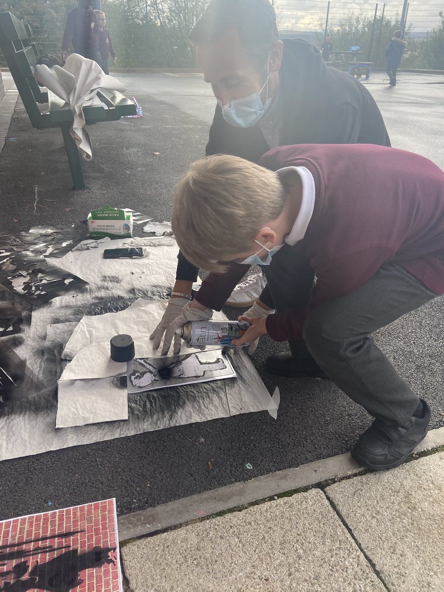 Class9DPS's tweet image. We’ve been completing our final pieces this afternoon using graffiti technique! @DartonPrimary @ArtDps1 #DPS_art