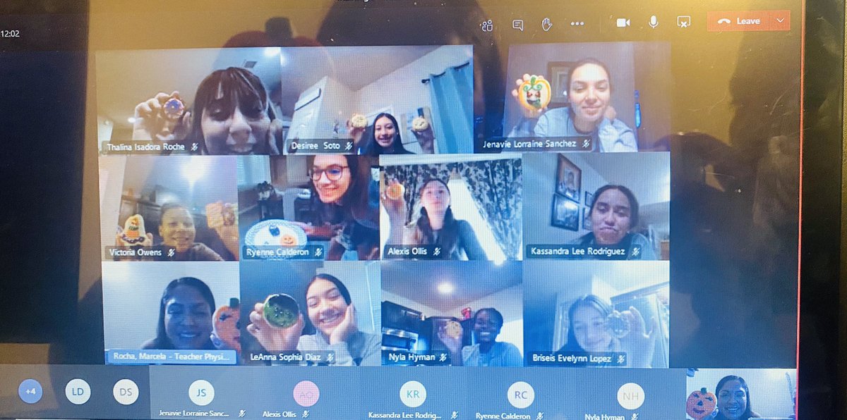 mrocha_jce's tweet photo. No matter the obstacles we encounter we still find ways to keep that chemistry🧡Cookie decorating and Hocus Pocus 🎃🧙🏽♀️🧟♀️🧛 #lovemyteam #jvvolleyball #virtualteambonding https://t.co/GSpgtRGGie